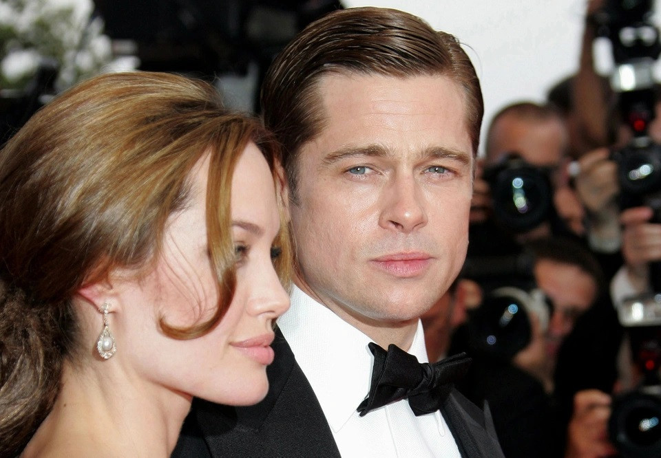 Angelina Jolie tố Brad Pitt nắm đầu cô và bóp cổ con